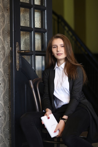 La ragazza al bar sta facendo colazione a parigi