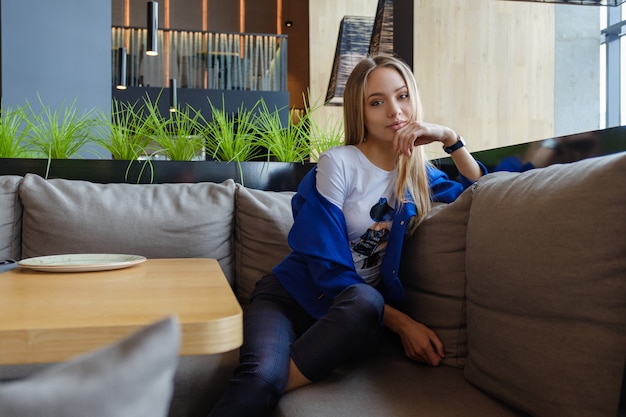 Foto ragazza nel caffè