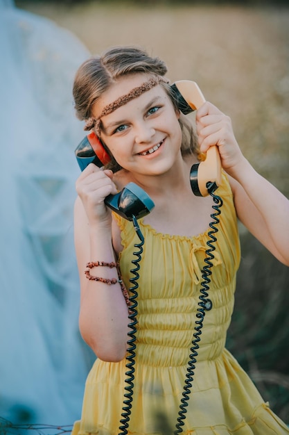 Foto la ragazza chiama al telefono