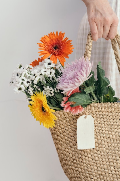 写真 彼女のバッグに花束を運ぶ女の子