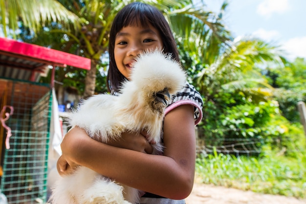 La ragazza che trasporta l'american silkie