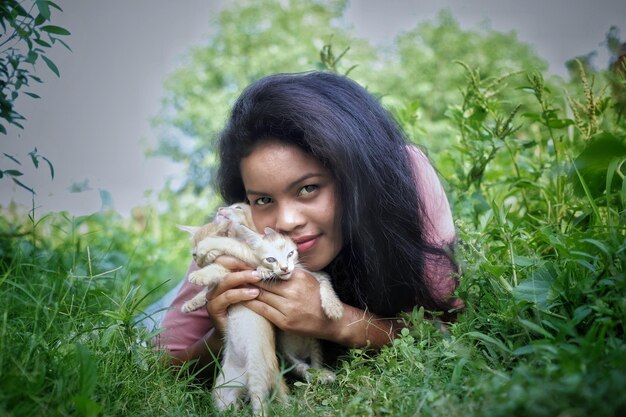 Foto una ragazza ha catturato piccole cucine