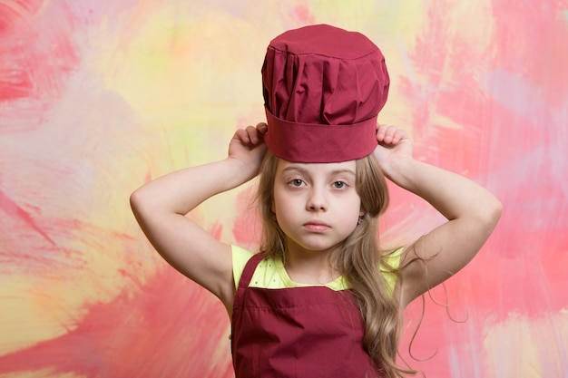 Девушка-шеф-повар или счастливый ребенок в поварской шляпе, готовящий фартук