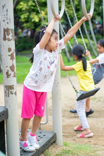 Foto ragazza bambino divertente nel parco giochi