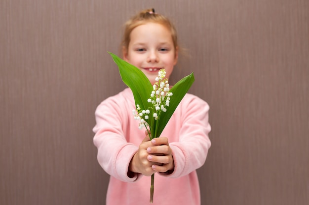 Photo girl child gives flowers