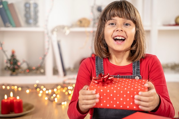 女児はクリスマスの時期に幸せそうな顔を驚かせた