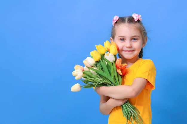 Foto bambina con sfondo blu latte