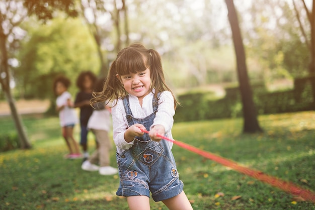 写真 公園で綱引きをしている女の子