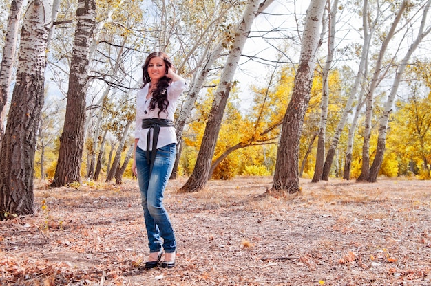 Ragazza in un parco cittadino in autunno