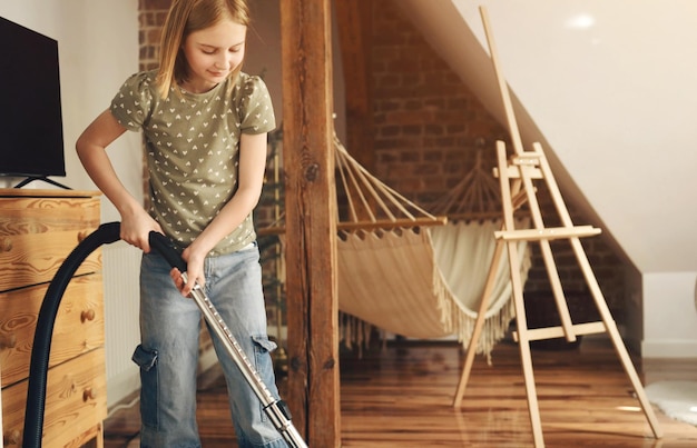 Foto ragazza che pulisce casa con l'aspirapolvere