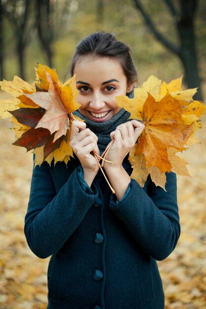 가을 숲에서 코트를 입은 소녀
