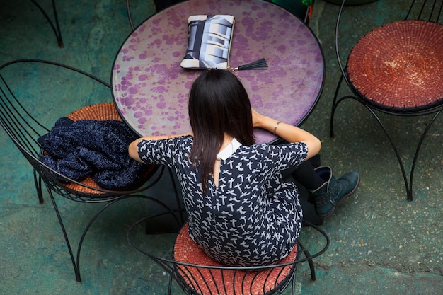 Foto ragazza nel bar