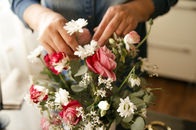 Foto la ragazza raccoglie un bel mazzo di fiori