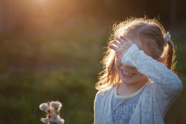 Photo girl collects flowers childhood