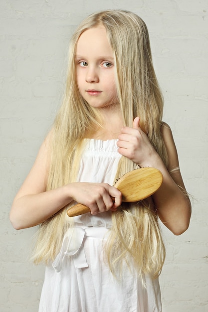 Foto ragazza che pettina i capelli