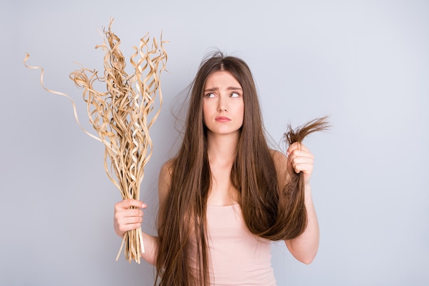 Foto la ragazza paragona i suoi capelli a riccioli di paglia