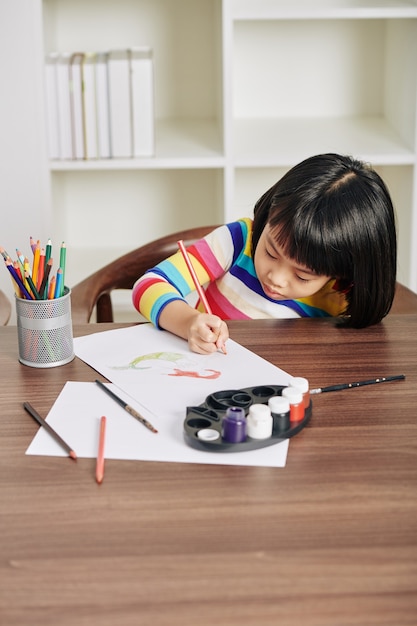 Ragazza concentrata sul disegno