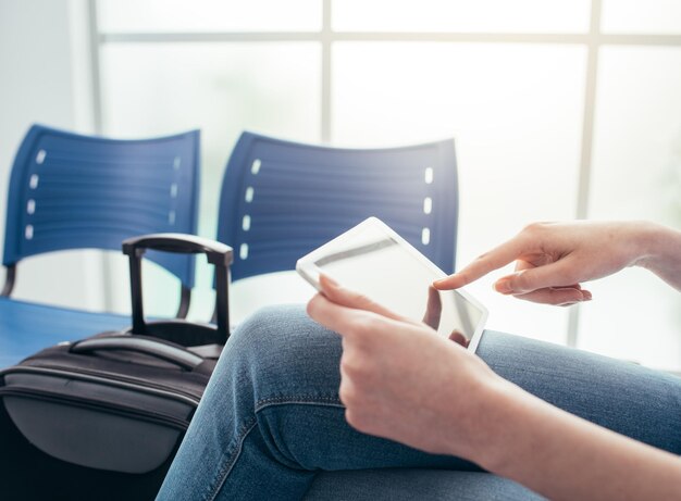 Ragazza che si collega nella sala d'attesa del terminal