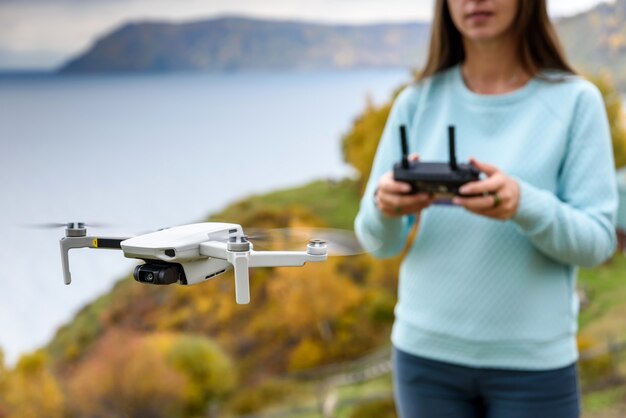 La ragazza controlla un drone all'aperto
