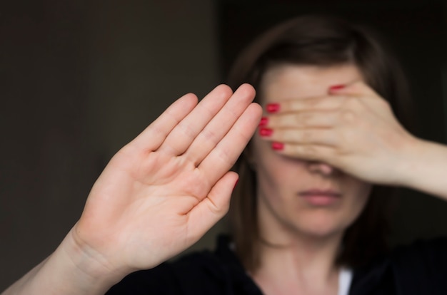 Foto la ragazza si coprì il viso con la mano e la fece avanzare