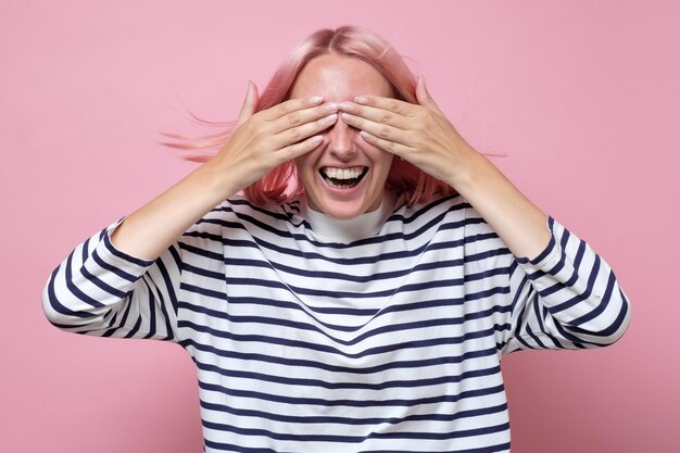 Photo girl covering eyes in surprise waiting for gift