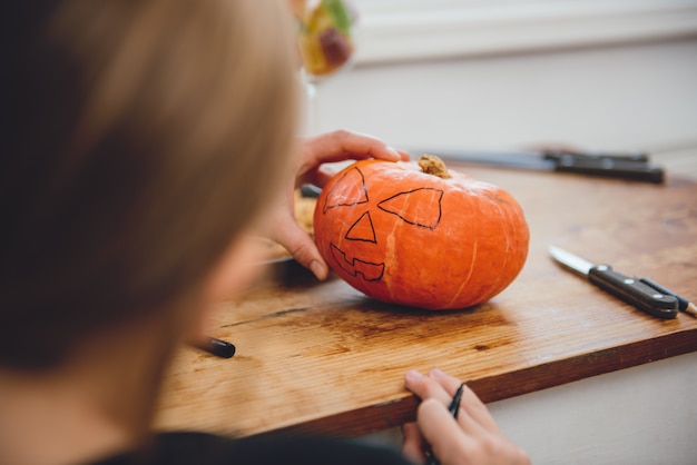 Photo girl creating jack-o-lantern