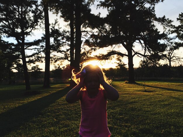 Foto ragazza che piange nel parco