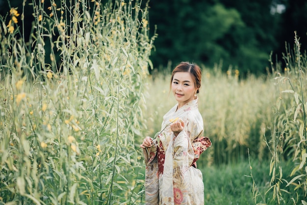 La ragazza carina con yukata giapponese