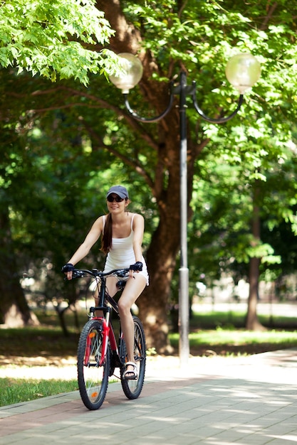 写真 公園でサイクリングの女の子