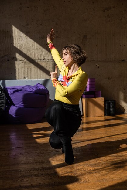 Photo a girl dances a contemporary dance in a sunlit studio