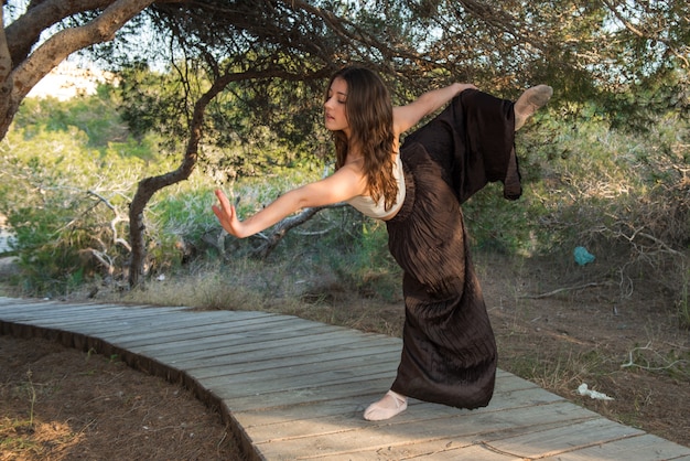 Ragazza che balla nel parco