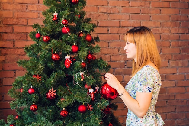 女の子はクリスマスツリーを飾る