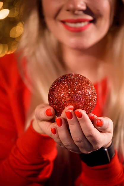 Ragazza che decora l'albero di natale. natale. nuovo anno.