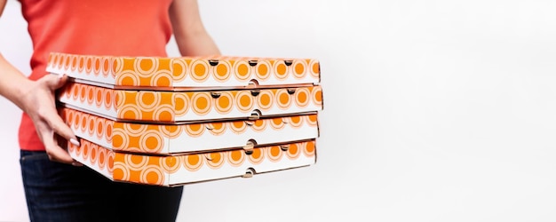 Foto ragazza che consegna pizza in scatole di cartone su sfondo bianco con spazio per la copia