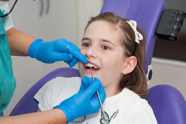 Photo girl at a dentist examination