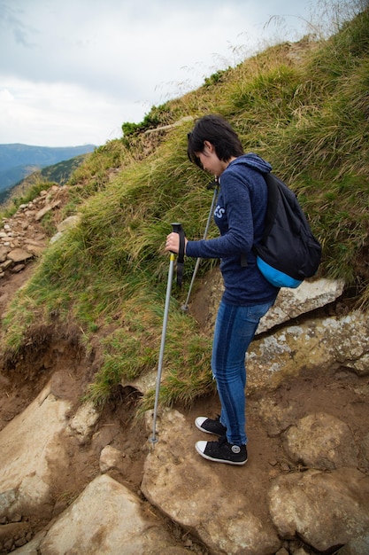 写真 女の子は大きな緑の山脈を下る