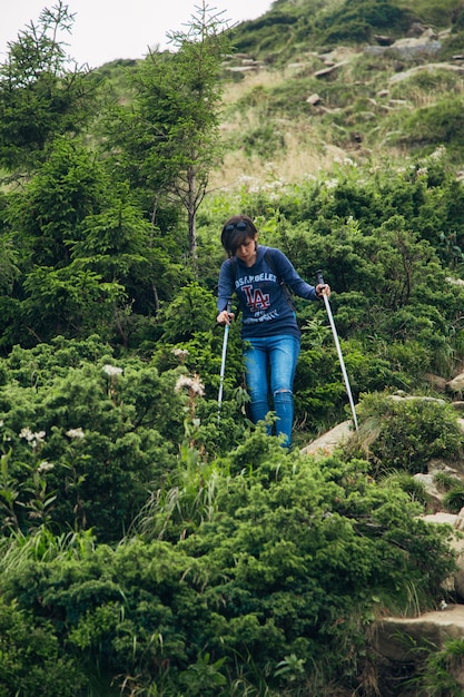 写真 女の子は大きな緑の山脈を下る