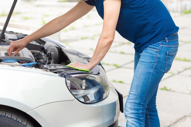 Girl did not know what to do with a car that broke down on the road