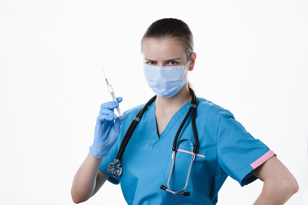 Девушка-врач с лекарством в руке на белом фоне