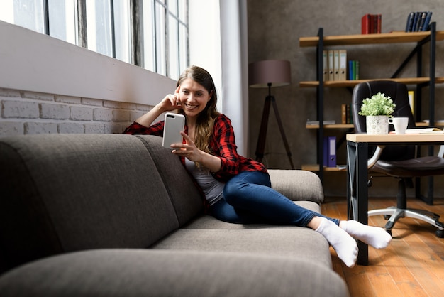 La ragazza fa una videochiamata con la sua famiglia