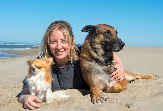 Ragazza e cani sulla spiaggia