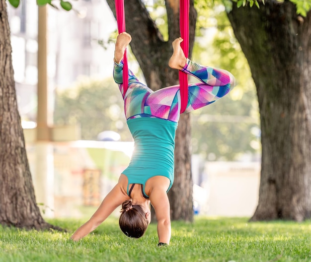 Foto ragazza che fa yoga con la mosca