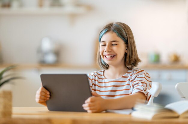 Ragazza che fa i compiti o istruzione online