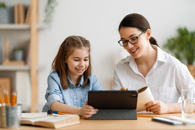 Ragazza che fa i compiti o istruzione online