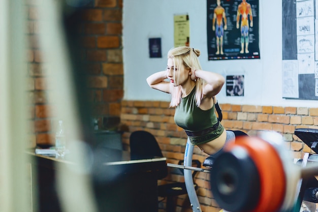 Photo girl doing hyperesthesia at gym