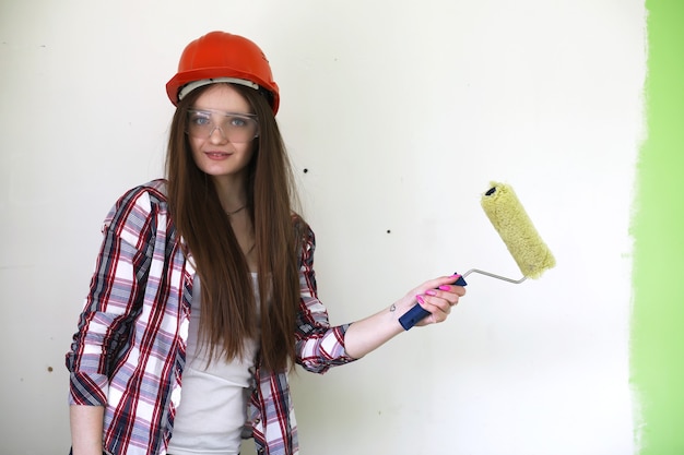Девушка делает ремонт в квартире в рабочий день