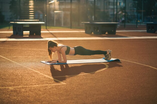 Foto ragazza che fa sport all'aperto su un campo sportivo