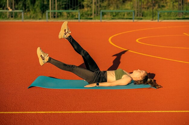 Foto ragazza che fa sport all'aperto su un campo sportivo