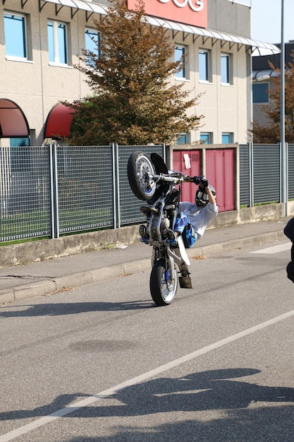 Photo a girl doing a wheelie