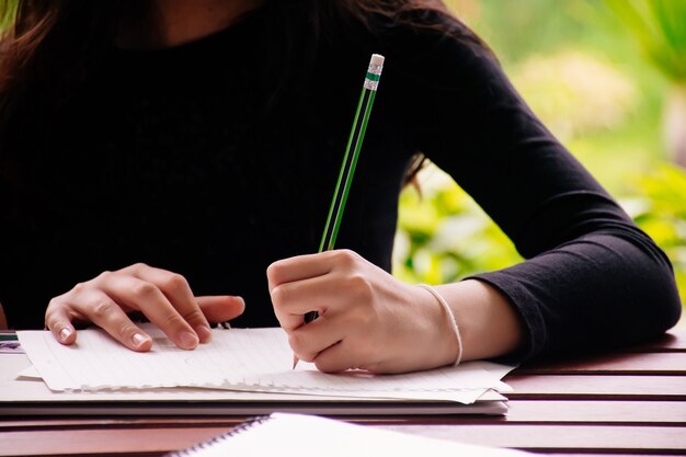 Ragazza che disegna in aula. ragazza studia a casa.